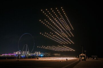 بلند شدن هزاران پهپاد از امارات /عکس بلند شدن هزاران پهپاد از امارات /عکس