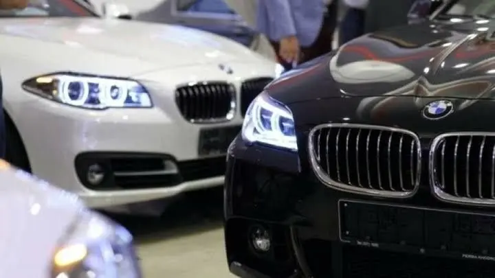 خداحافظی خودروهای لوکس و نیمه‌لوکس با بنزین سهمیه‌ای؛ حذف کارت سوخت ماشین‌های بالای ۱۳۰۰ سی‌سی