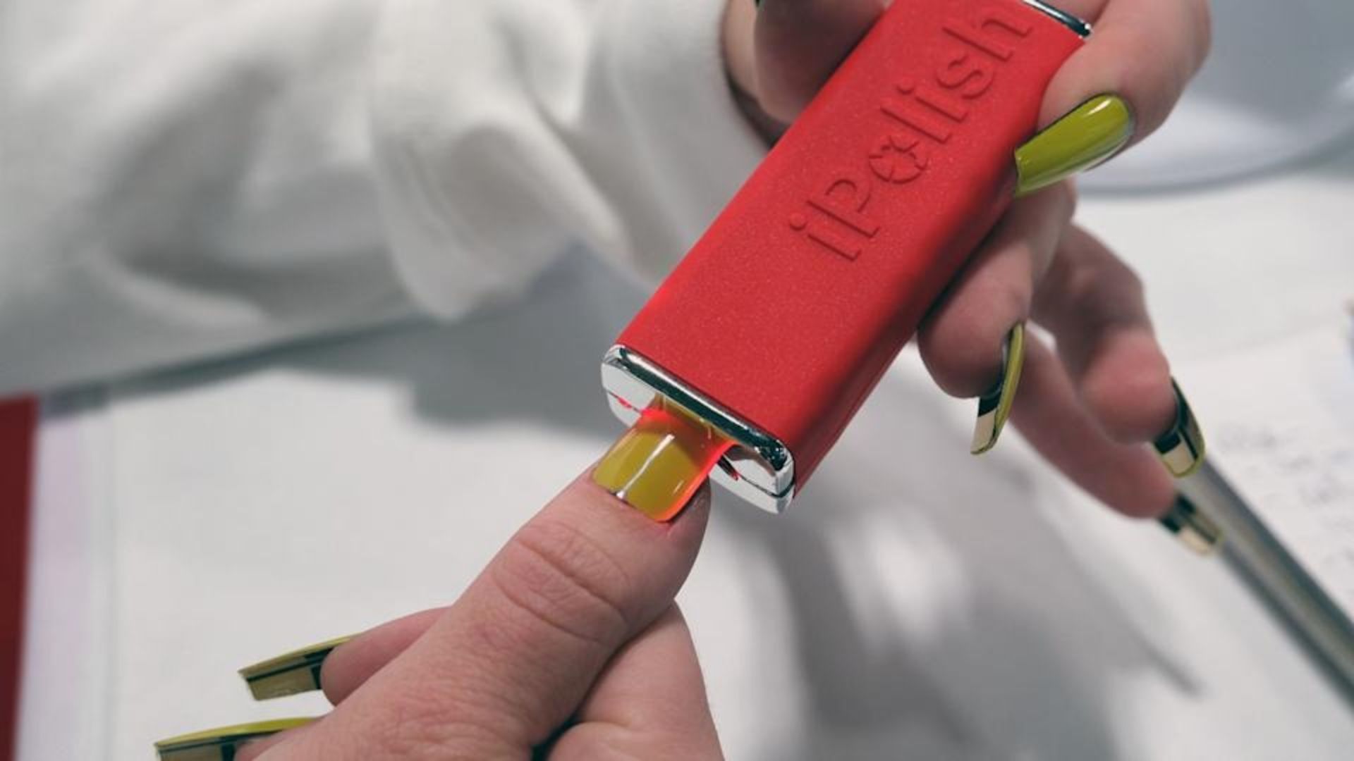 این ناخن هوشمند در لحظه تغییر رنگ میدهد تغییر رنگ ناخن با ابزار iPolish