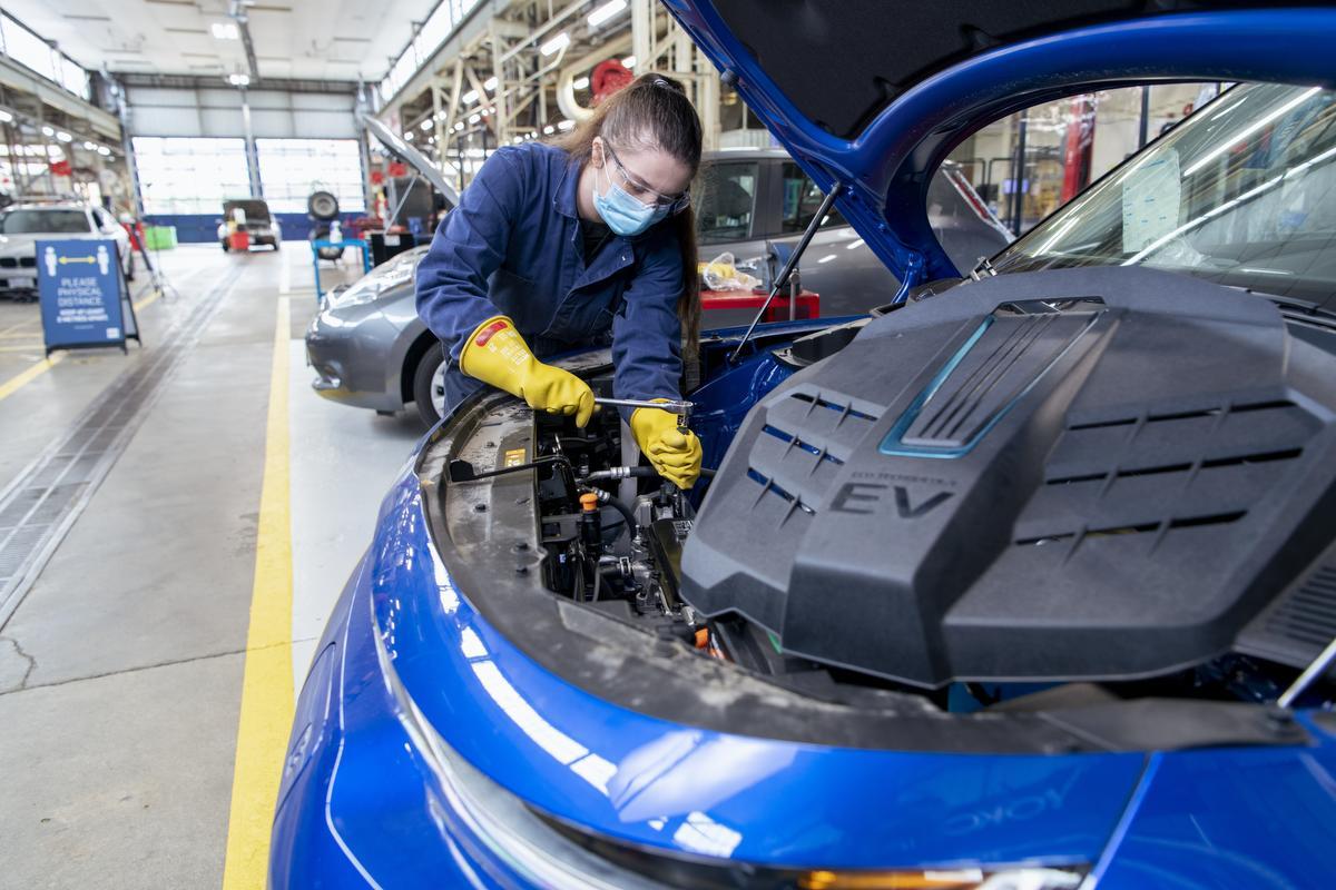 بحران مکانیک در اروپا؛ فرصت طلایی برای تعمیرکاران ایرانی؟ Understanding Electric Car Servicing… | Westside Auto