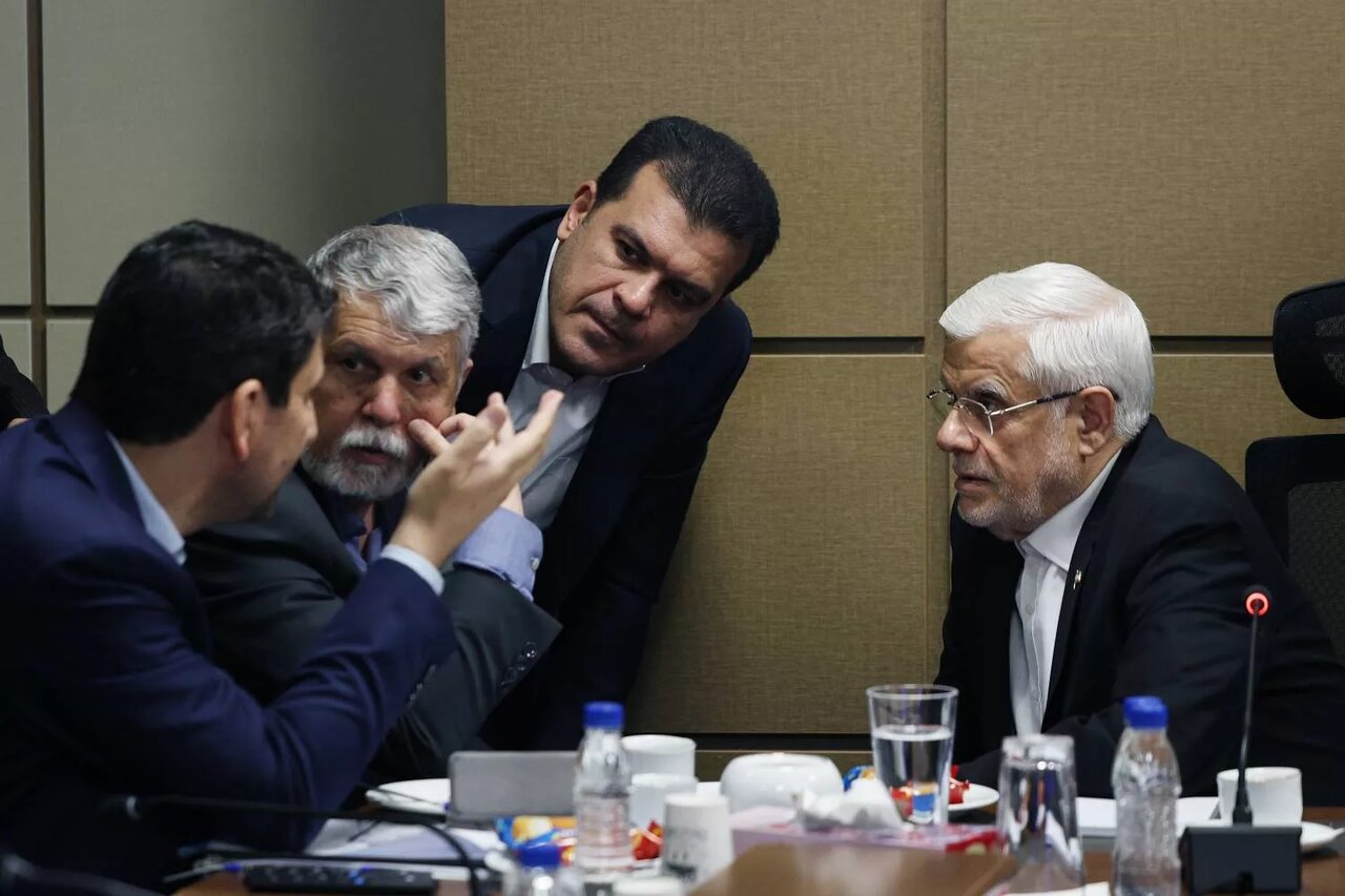 عارف: آقایی که در جلسات با اینترنت مخالفت میکند، خودش اینترنت سفید دارد عارف: آقایی که در جلسات با اینترنت مخالفت میکند، خودش اینترنت سفید دارد