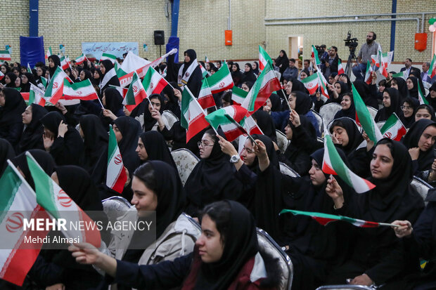 وزیر بهداشت زنگ آغاز سال تحصیلی را نواخت